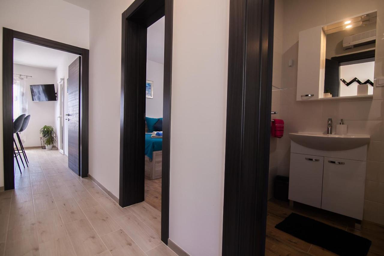 Family Apartments Brach Bol Exterior photo