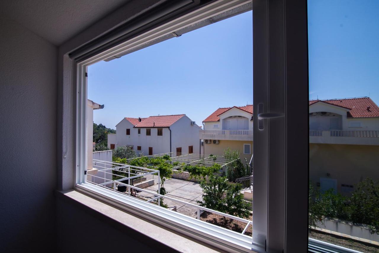 Family Apartments Brach Bol Exterior photo