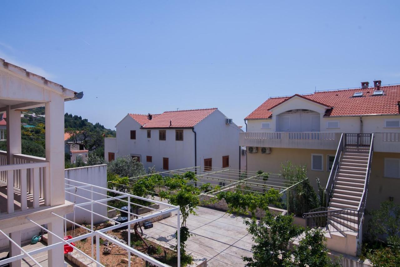 Family Apartments Brach Bol Exterior photo