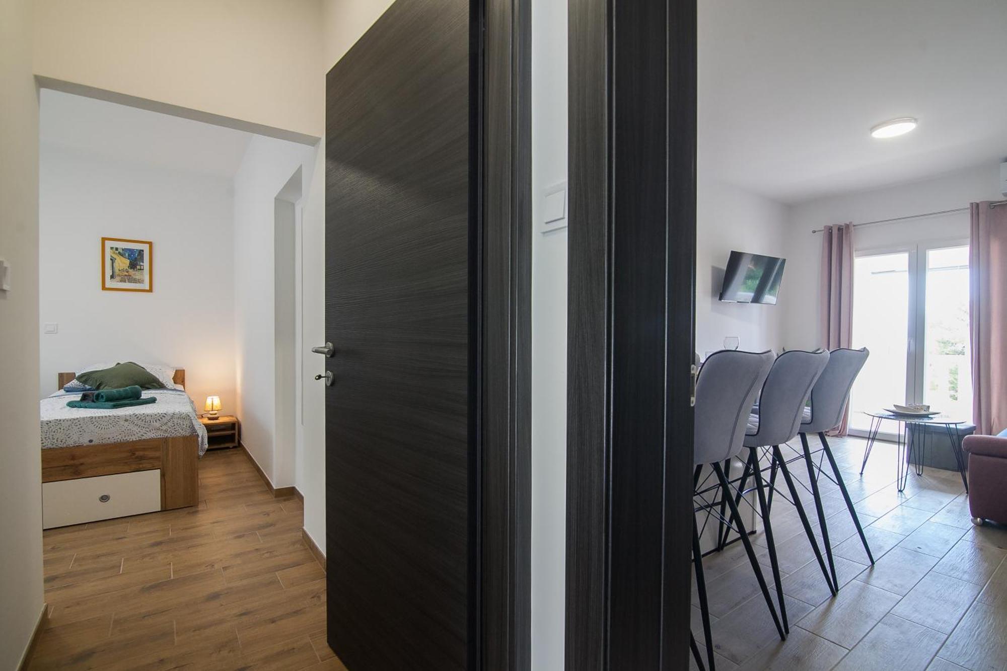 Family Apartments Brach Bol Exterior photo