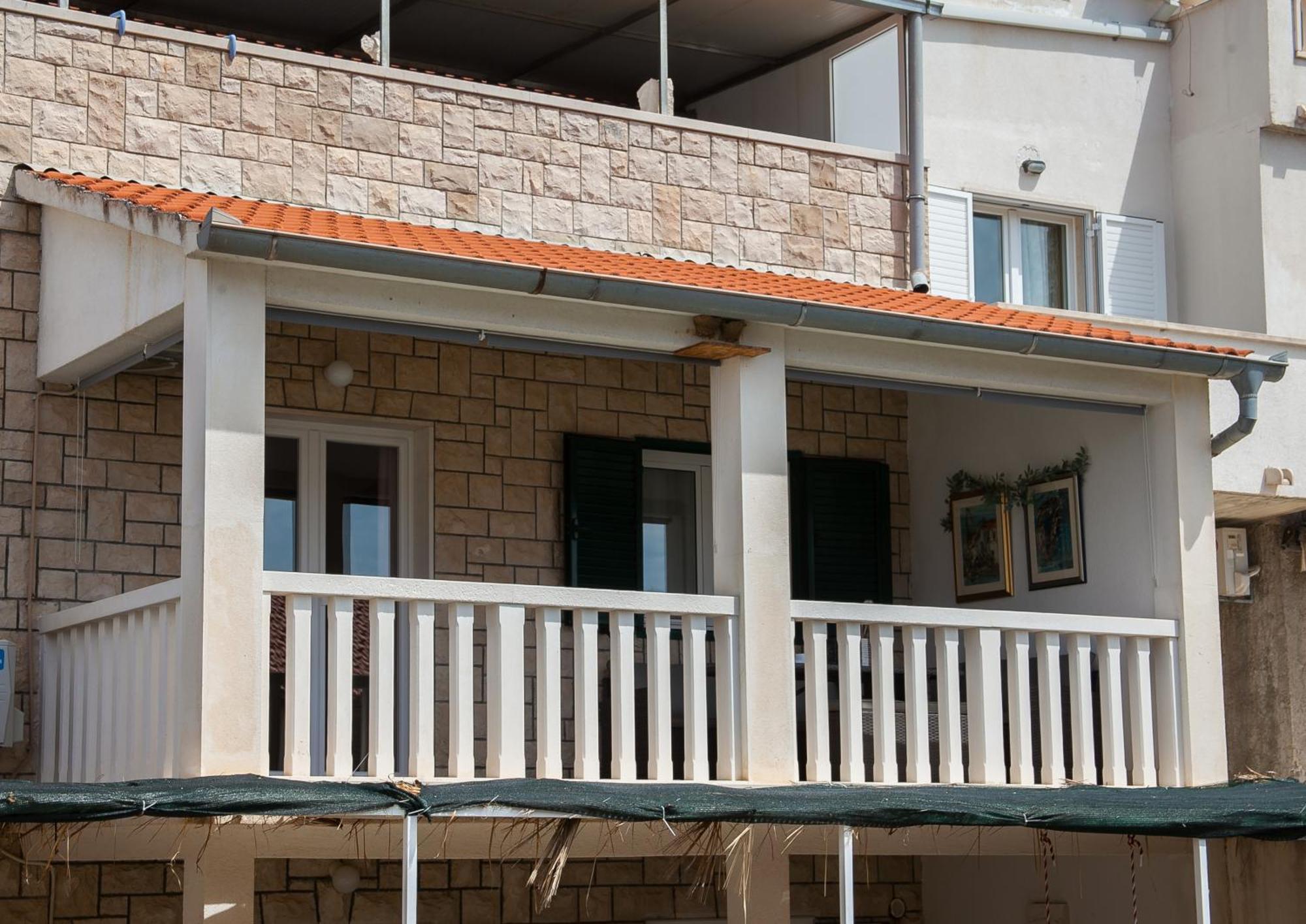 Family Apartments Brach Bol Exterior photo